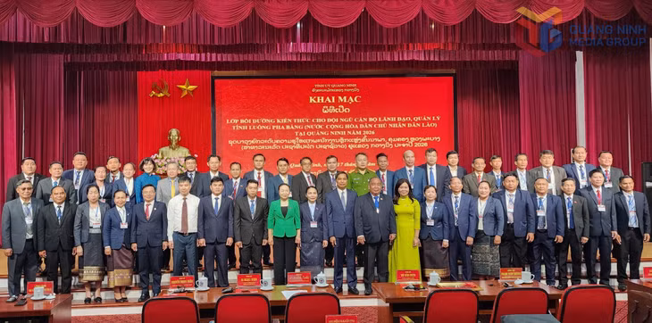 Delegates from Quang Ninh and Luang Prabang provinces pose for a commemorative photo at the opening ceremony of the training course.