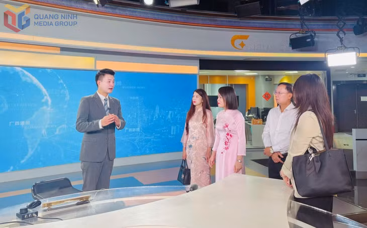 The delegation visits a studio at the News Center of Guangxi Radio and Television.