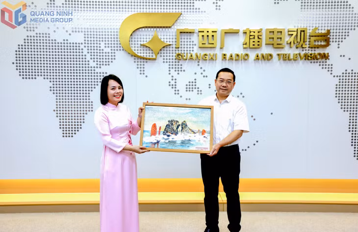 Deputy Director of Quang Ninh Media Group Bui Thi Thu Huong and Director and Editor-in-Chief of Guangxi Radio and Television Gan Yi&nbsp;exchange commemorative gifts during the talks.