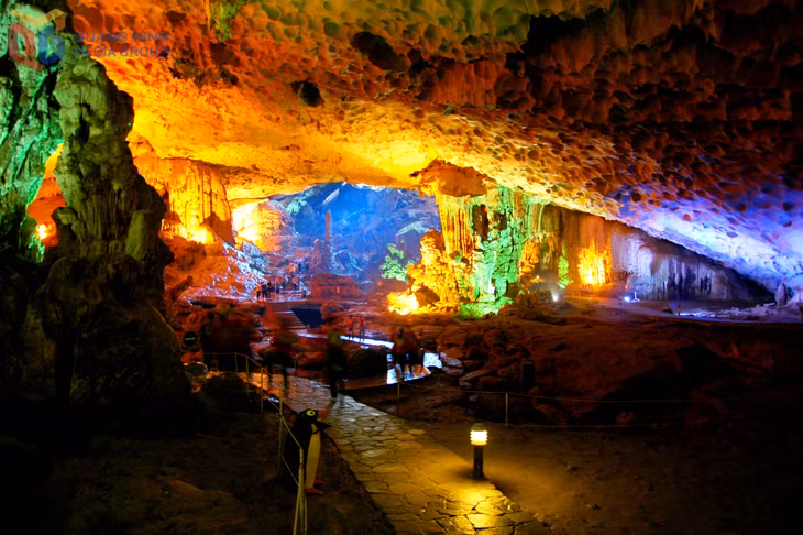 The magnificent Sung Sot Cave leaves visitors in awe.