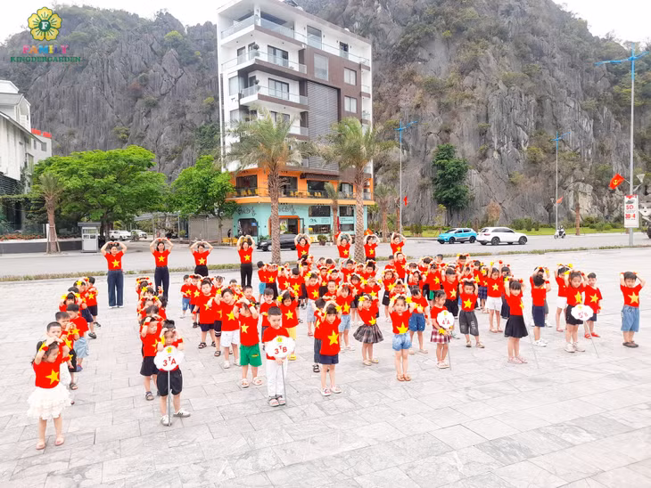 Preschool-aged children express the heartfelt message: “The Fatherland lives in our hearts.”