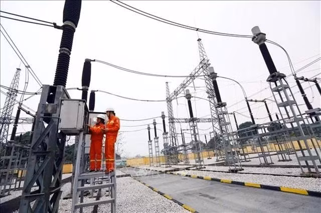 Workers check equipment at the 220 kV Xuan Mai substation. (Photo: VNA/VNS)