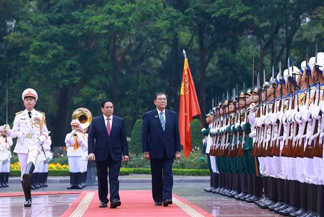 Prime Minister Phạm Minh Chính and Japanese Prime Minister Ishiba Shigeru at the Presidential Palace on April 28. — VNA/VNS Photo Dương Giang