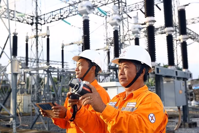 Electricity workers in Sóc Trăng Province check power lines and equipment. — VNA/VNS Photo