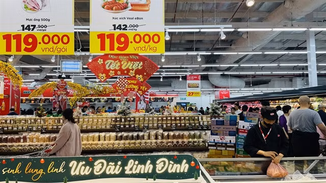 People at a supermarket in Hà Nội. Stimulating domestic demand is the right approach to overcoming current challenges. VNS Photo Mai Hương