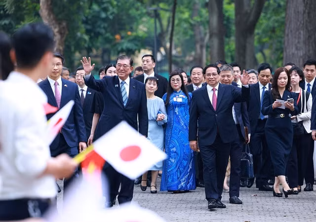 Prime Minister Phạm Minh Chính and Japanese Prime Minister Ishiba Shigeru at the Presidential Palace on April 28. — VNA/VNS Photo Dương Giang