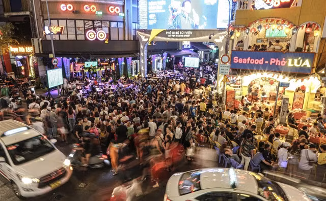 A corner of Bùi VIện backpacker street. — Photo dantri.com.vn