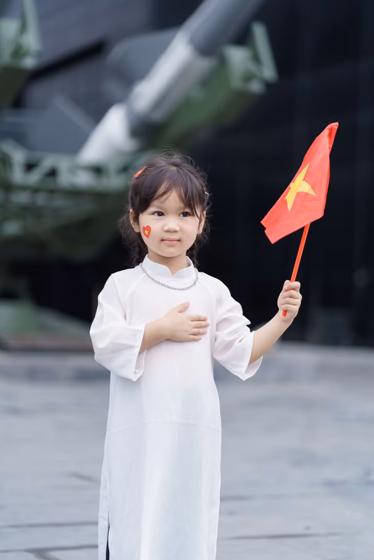 With the red flag in hand, the children learn the values of love for their homeland and country.