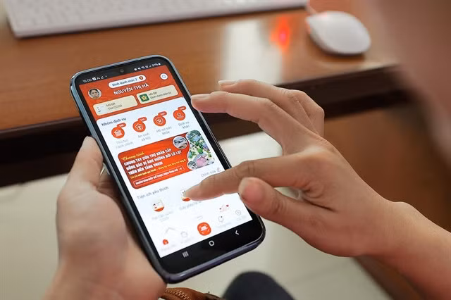 VNeID is a nationwide mobile application used for citizen identification purposes. In addition to the ID card, it can also store a person's social insurance certificates and driver's licence, which can be used instead of the physical copies. — VNA/VNS Photo Minh Quyết