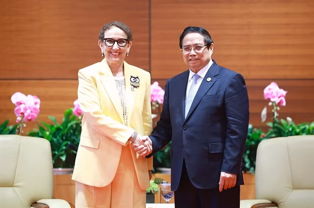Prime Minister Phạm Minh Chính (right) and Secretary-General of the UNCTAD Rebeca Grynspan at the meeting on April 17. — VNA/VNS Photo
