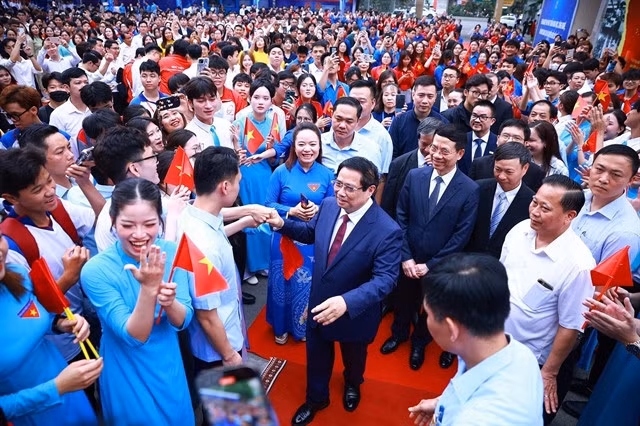 Prime Minister Phạm Minh Chính with students attending the official launch of the nationwide movement titled 'The entire nation emulates in innovation and digital transformation' on Thursday morning in Hà Nội. — VNA/VNS Photo Dương Giang