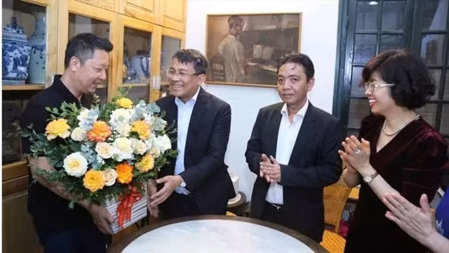 The Vietnam National Commission for UNESCO, led by Deputy Minister of Foreign Affairs Nguyễn Minh Vũ, visits and congratulates the family of composer Hoàng Vân on the UNESCO recognition of his collection as a World Documentary Heritage. — VNA/VNS Photo