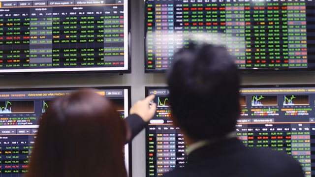 Investors monitor the stock market. — Photo baotintuc.vn