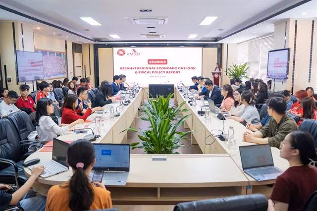 Delegates attend the seminar on “ASEAN+3 Regional Economic Outlook and Fiscal Policy 2025” in Hà Nội on April 28. — Photo courtesy of the FTU