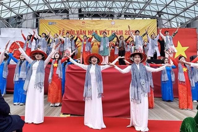 A traditional costume show at the Vietnam Culture Festival 2025 in Osaka. VNA/VNS Photo
