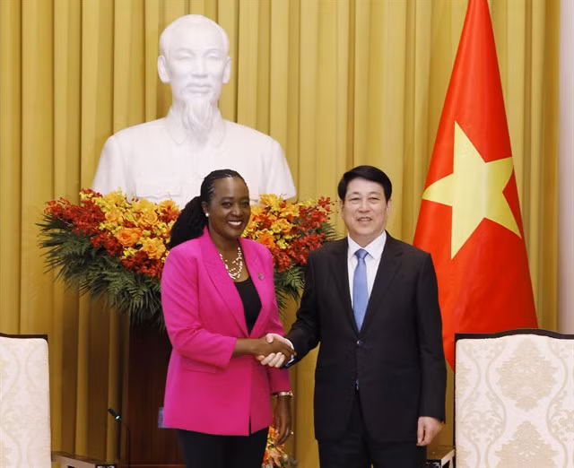 State President Lương Cường (right) receives Kenya's Cabinet Secretary for Defence Soipan Tuya on April 17. — VNA/VNS Photo