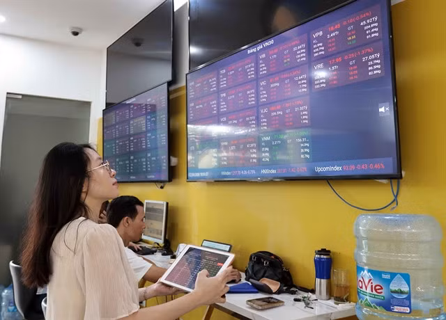 Investors observe stock movements on a trading floor of a securities firm in Hà Nội. — VNA/VNS Photo