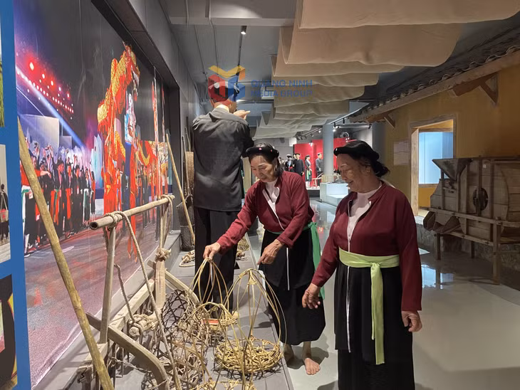 A recreated scene of daily life among the San Diu ethnic community in Binh Dan Commune, on display at the San Diu Community Cultural House in Binh Dan, Van Don District.