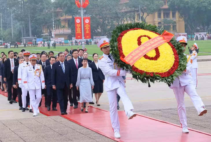 Japanese PM Ishiba Shigeru, his spouse, and the high-ranking Japanese delegation paid respect to President Hồ Chí Minh at his mausoleum in Hà Nội prior to the official welcome ceremony hosted by Vietnamese PM Phạm Minh Chính on April 28. — VNA/VNS Photo