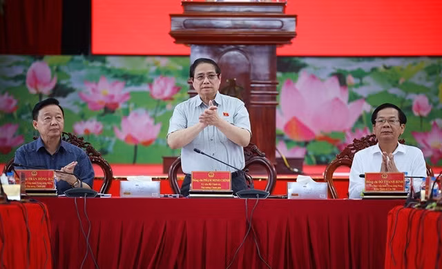 Prime Minister Phạm Minh Chính (centre) chairs a meeting in Cần Thơ City on Monday to look into the progress of key transport projects in the southern region. — VNA/VNS Photo