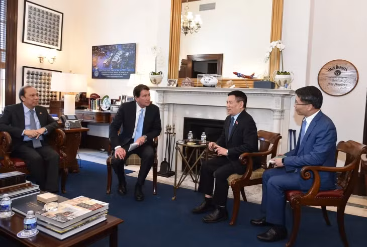Deputy Prime Minister Hồ Đức Phớc had talks with Senator Bill Hagerty (Republican Party). — VNA/VNS Photo