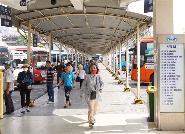 Passengers at the Giáp Bát Bus Station in Hà Nội. — VNA/VNS Photo Hoàng Hiếu