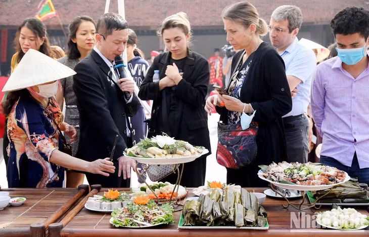 Tet dishes are introduced to international friends.