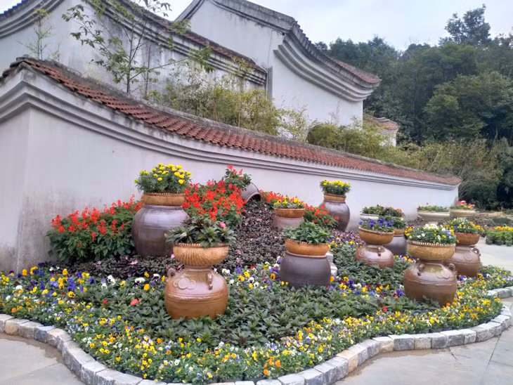 The Complex of Yen Tu Monuments and Landscapes is decorated with numerous flowers.