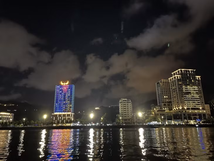 Bai Chay Bridge looks shimmering at night ảnh 3