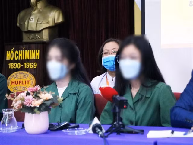Two HUFLIT students were brought in as witnesses to provide accounts to the press. Student T. (left) recorded the original undoctored video clip, while the other student is a roommate of student H.. — Photo kenh14.vn