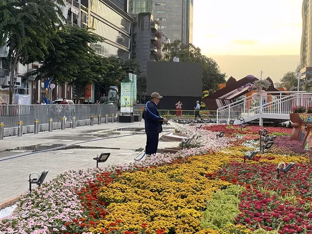 More than 100 workers are busy arranging flowers in different scenes, preparing to welcome visitors. VNS Photo Xuân Đăng