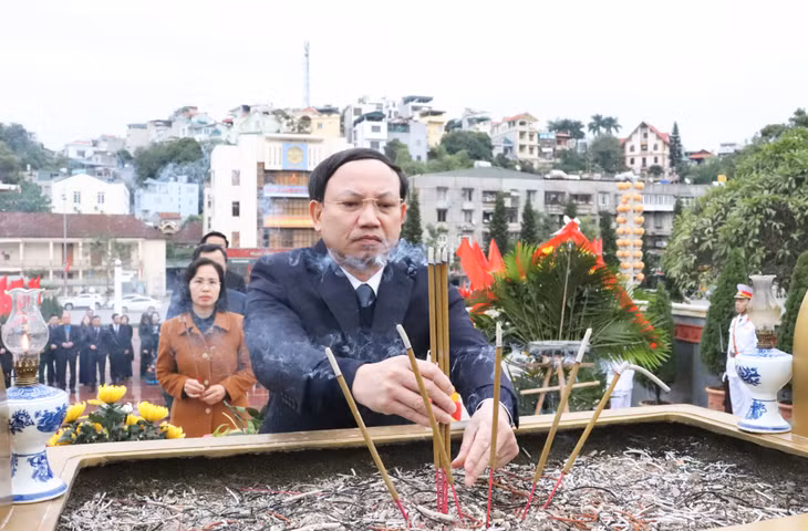 Secretary of the Provincial Party Committee, Nguyen Xuan Ky, offered incense at Ha Long city’s Monument to Heroes and Martyrs.