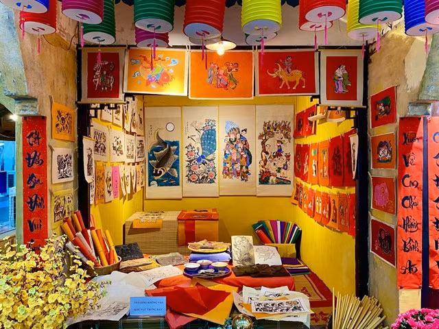 A display presents traditional paintings that every Vietnamese family have during Tết. — Photo vtv.vn