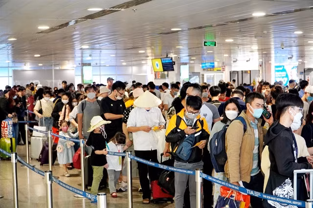 Passengers queue up for security check at Tân Sơn Nhất International Airport. — VNA/VNS Photo Thành Chung