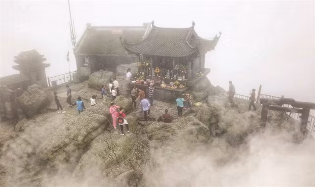 MISTY: The Bronze Pagoda on top of Mount Yên Tử resembles a blooming lotus rising from a dais also made of bronze. In recent years, lucky visitors were able to capture the lotus covered in snow, a beautiful scene. VNA/VNS Photo Thành Đạt