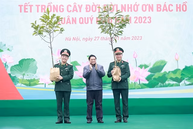 Prime Minister Phạm Minh Chính (centre) presents trees to the Hồ Chí Minh Mausoleum Guard Command. — VNA/VNS Photo Dương Giang