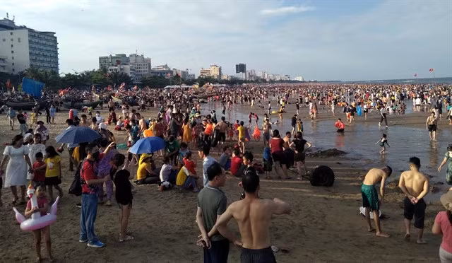 The beach of Sầm Sơn, Thanh Hoá during the 2022 Reunification Day holiday. The length of 2023's holiday period is predicted to boost travel even further. — VNA/VNS Photo Nguyễn Nam