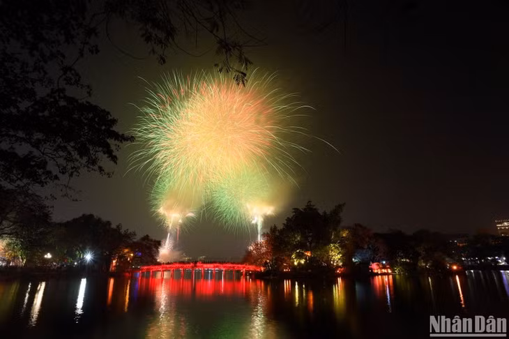 A fireworks display at Hoan Kiem Lake, Hanoi (Photo: Thanh Dat)
