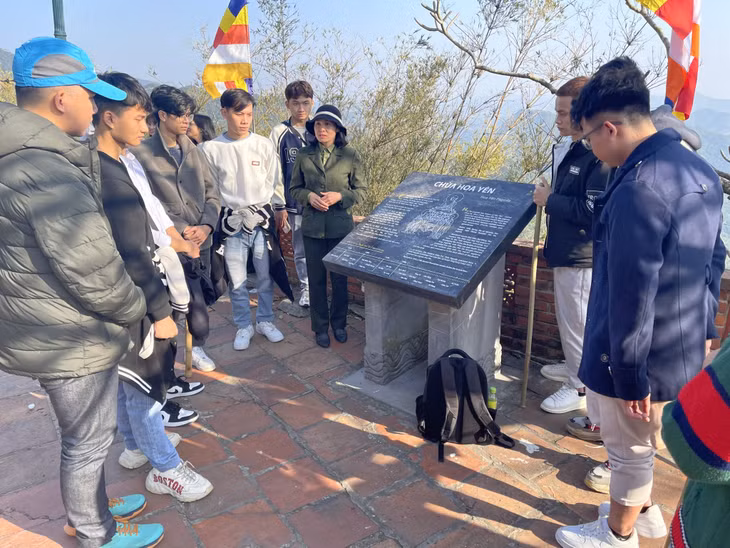 Tourists are introduced about the historical and cultural values of Yen Tu.