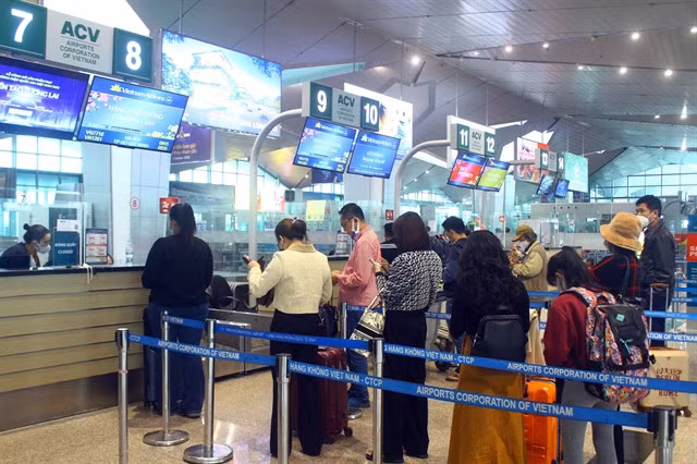 Passengers at check-in desks at Vinh Airport, Nghệ An Province. — VNA/VNS Photo Tá Chuyên
