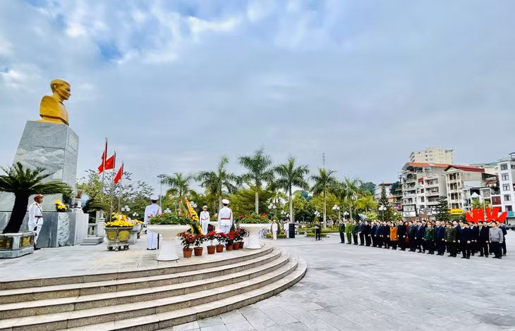 The provincial delegation offered incense, laid wreaths at the Monument of Comrade Vu Van Hieu, the first Secretary of the Hon Gai mines.