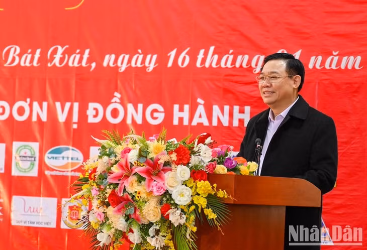 National Assembly Chairman Vuong Dinh Hue extends his New Year greetings at the programme.
