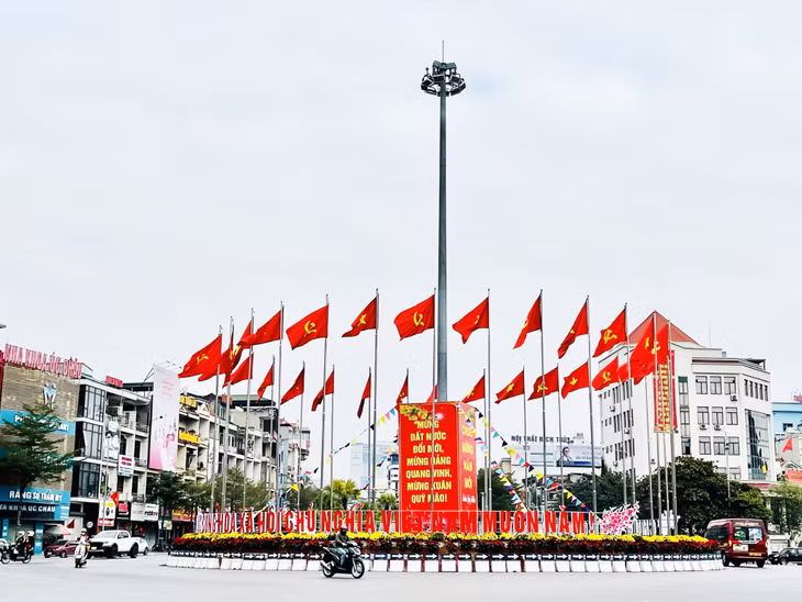 The Kenh Liem roundabout in the centre of Ha Long city is decorated with national flags and flowers to welcome the new year.