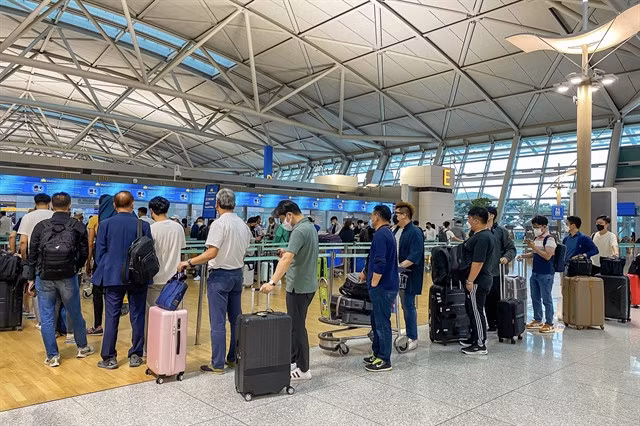 Customers waiting to check in for a flight to Việt Nam at Incheon Airport — Photo VNA/VNS Anh Nguyên