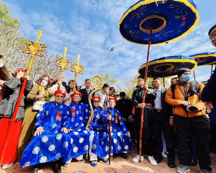 In pictures: Tien Cong Temple festival ảnh 9