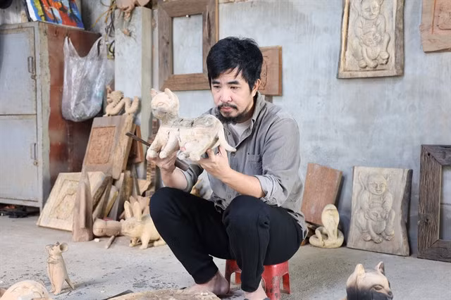 CAT LOVER: Sculptor Nguyễn Tấn Phát wishes to promote the values of Vietnamese traditional lacquer craft and culture. — VNS Photo Minh Phương