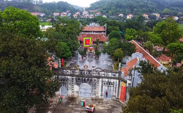 STUFF OF LEGEND: Emperor Hưng Đạo Đại Vương Trần Quốc Tuấn, one of the country's heroes, is honoured at Kiếp Bạc Temple in the Yên Tử complex. The temple dates back to the 14th century, and now houses five bronze statues that are significant to Việt Nam's religious and cultural heritage. VNA/VNS Photo Thành Đạt