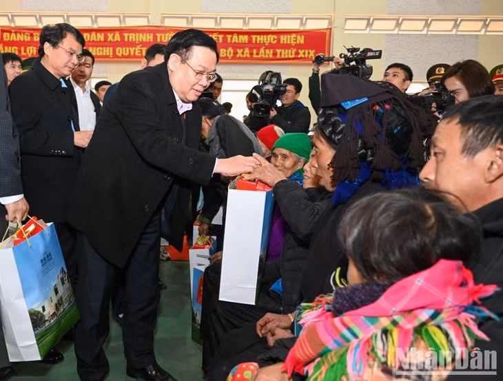 National Assembly Chairman Vuong Dinh Hue presents Tet gifts to disadvantaged members of the local ethnic community.