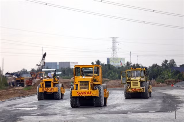 Rollers work on the Mỹ Thuận - Cần Thơ Highway. Under the resolution, the highway is expected to inaugurate this year. — VNA/VNS Photo Huy Hùng