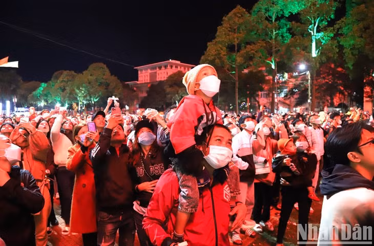 People excitedly watch the fireworks display. (Photo: Nguyen Cong Ly)